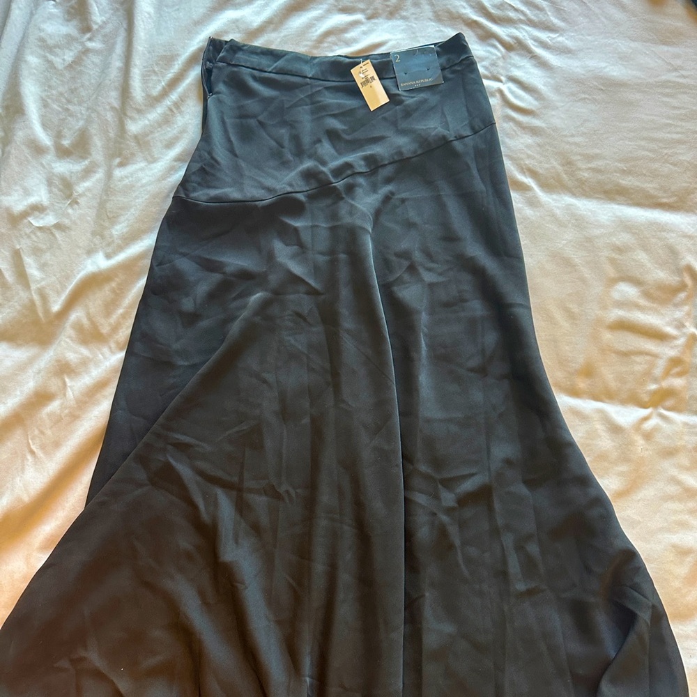 Silk black skirt with slit.